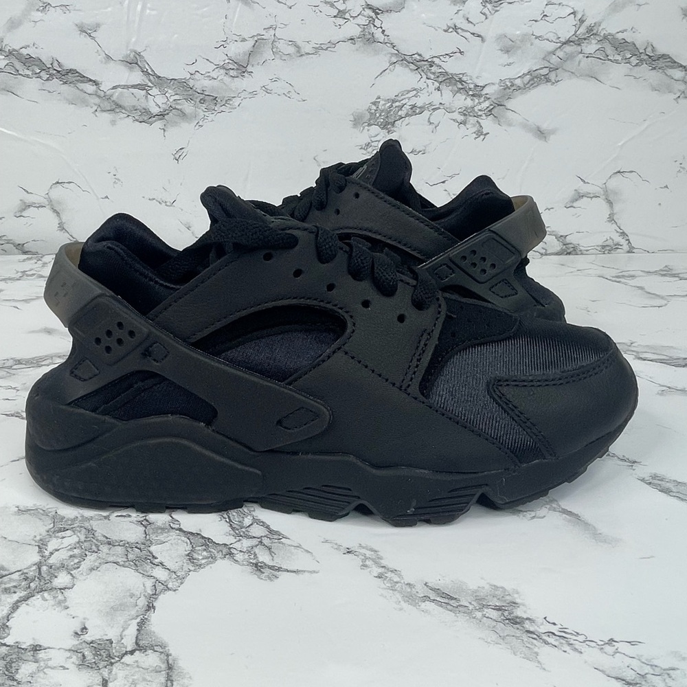 NEW Nike Air Huarache Triple Black Women's Size 6.5 DH4439-001